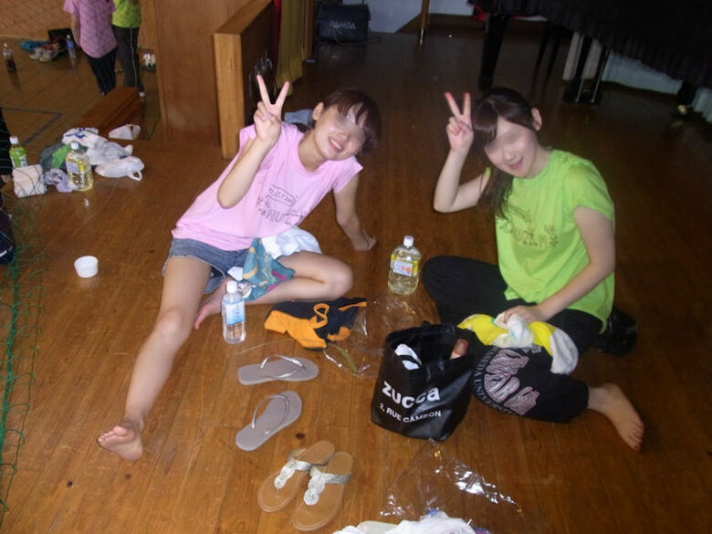 ぱんちら画像66枚！パンツくらい見えても気にしない♡エッチなギャルのパンチラピース画像をまとてみたぜ!!064枚目