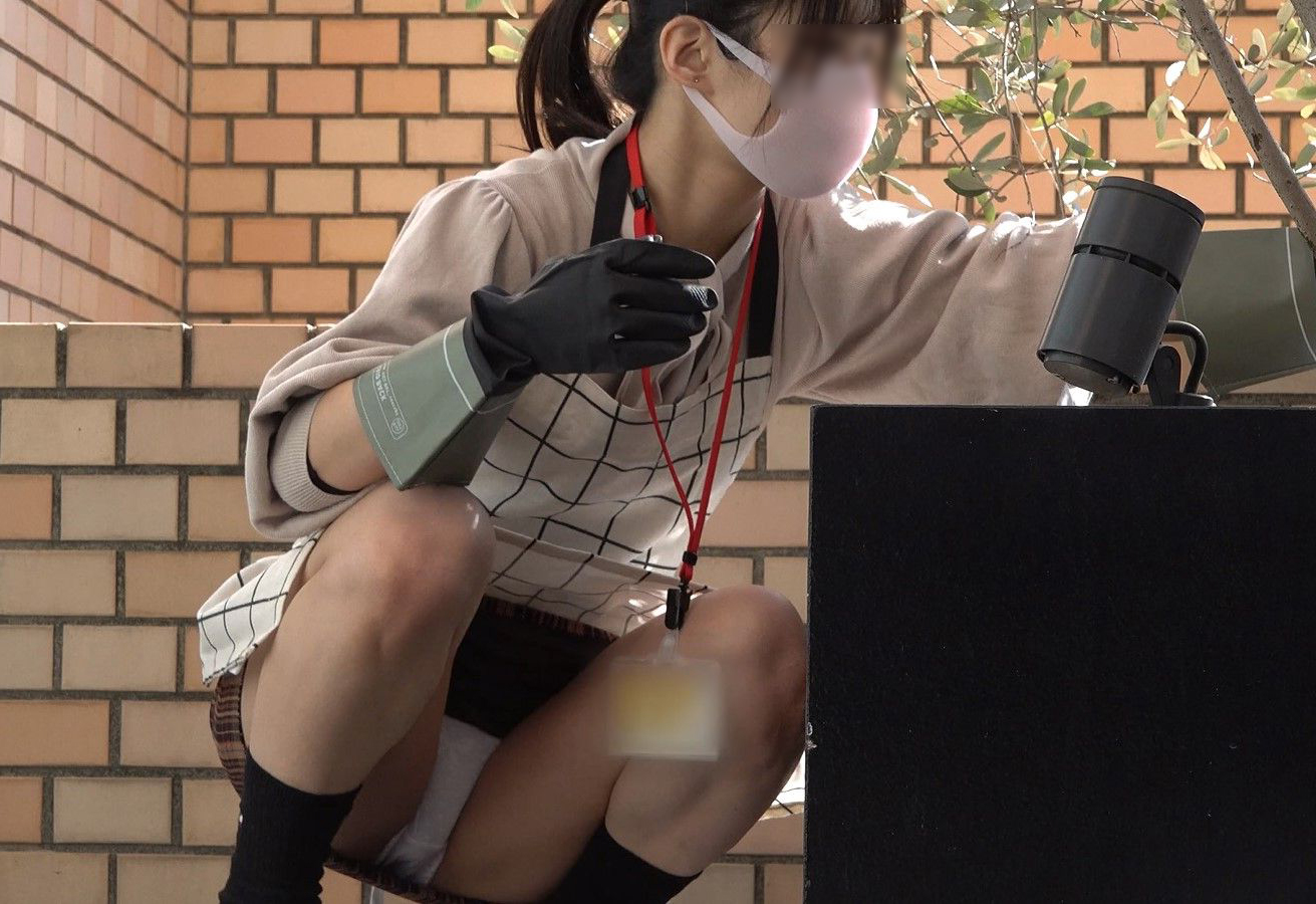 店員 しゃがみパンチラ画像!働く女性スタッフのパンツってなんでこんなにエロいんでしょうねw001