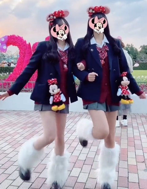 下着ディズニー エロ画像だぜ!夢の国で露出?パンチラに興奮するのはオイラだけじゃないはず♡004