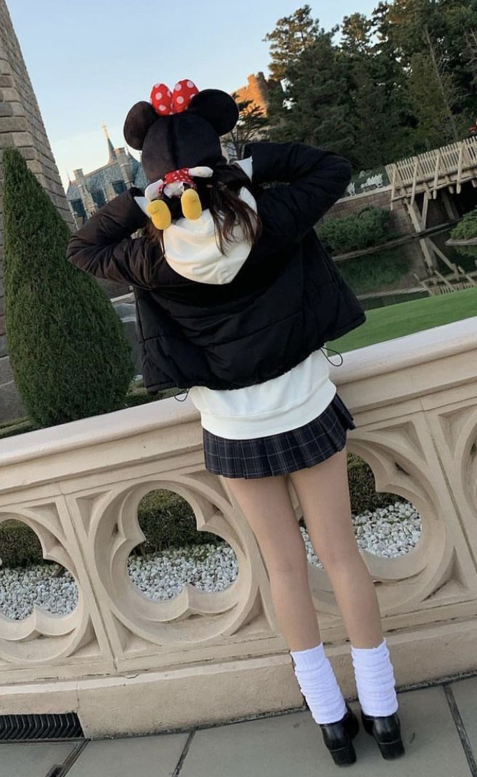 下着ディズニー エロ画像だぜ!夢の国で露出?パンチラに興奮するのはオイラだけじゃないはず♡008