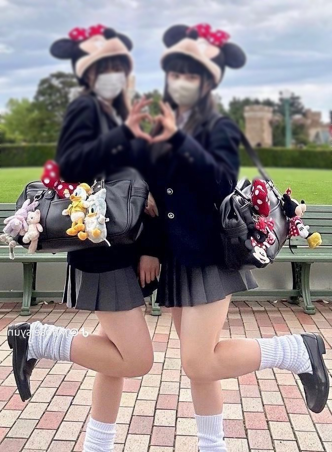 下着ディズニー エロ画像だぜ!夢の国で露出?パンチラに興奮するのはオイラだけじゃないはず♡009