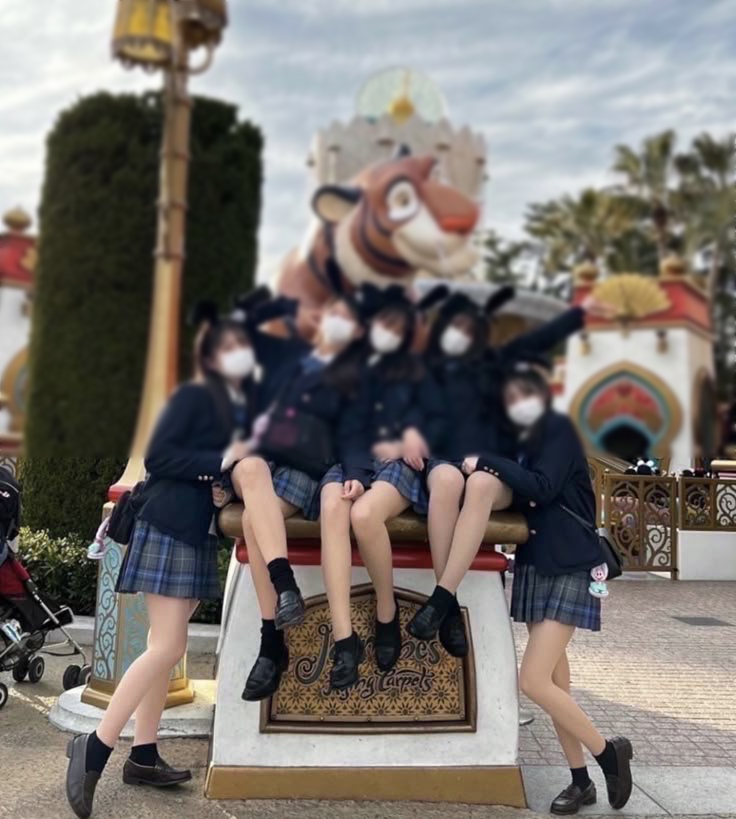 下着ディズニー エロ画像だぜ!夢の国で露出?パンチラに興奮するのはオイラだけじゃないはず♡013