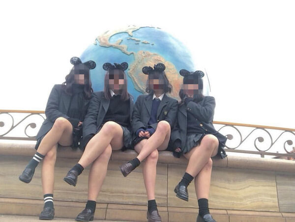 下着ディズニー エロ画像だぜ!夢の国で露出?パンチラに興奮するのはオイラだけじゃないはず♡043