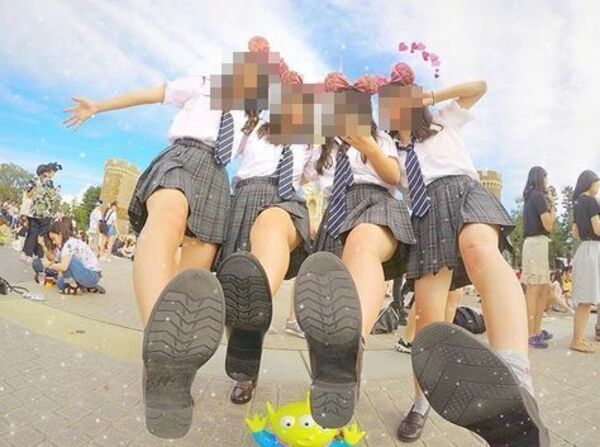 下着ディズニー エロ画像だぜ!夢の国で露出?パンチラに興奮するのはオイラだけじゃないはず♡045