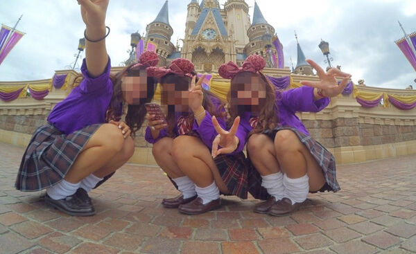 下着ディズニー エロ画像だぜ!夢の国で露出?パンチラに興奮するのはオイラだけじゃないはず♡049