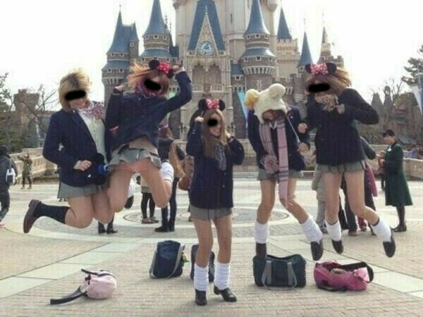 下着ディズニー エロ画像だぜ!夢の国で露出?パンチラに興奮するのはオイラだけじゃないはず♡053