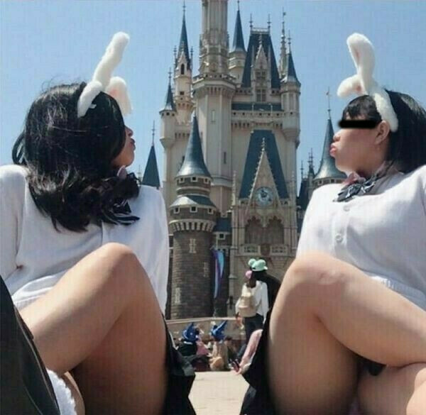 下着ディズニー エロ画像だぜ!夢の国で露出?パンチラに興奮するのはオイラだけじゃないはず♡054