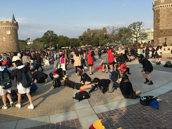 下着ディズニー エロ画像だぜ!夢の国で露出?パンチラに興奮するのはオイラだけじゃないはず♡058