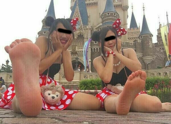 下着ディズニー エロ画像だぜ!夢の国で露出?パンチラに興奮するのはオイラだけじゃないはず♡061