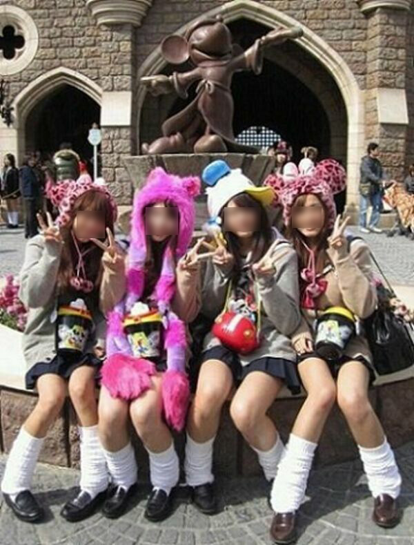 下着ディズニー エロ画像だぜ!夢の国で露出?パンチラに興奮するのはオイラだけじゃないはず♡081