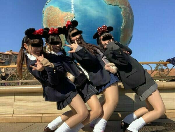 下着ディズニー エロ画像だぜ!夢の国で露出?パンチラに興奮するのはオイラだけじゃないはず♡090