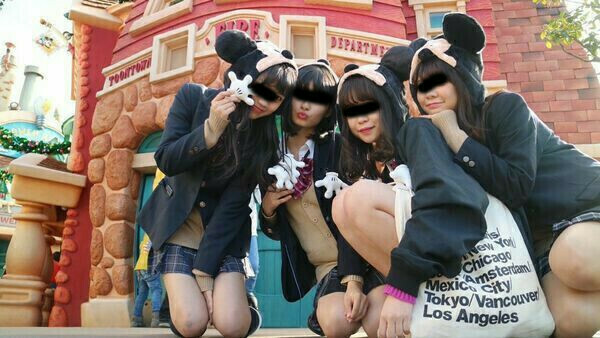 下着ディズニー エロ画像だぜ!夢の国で露出?パンチラに興奮するのはオイラだけじゃないはず♡096