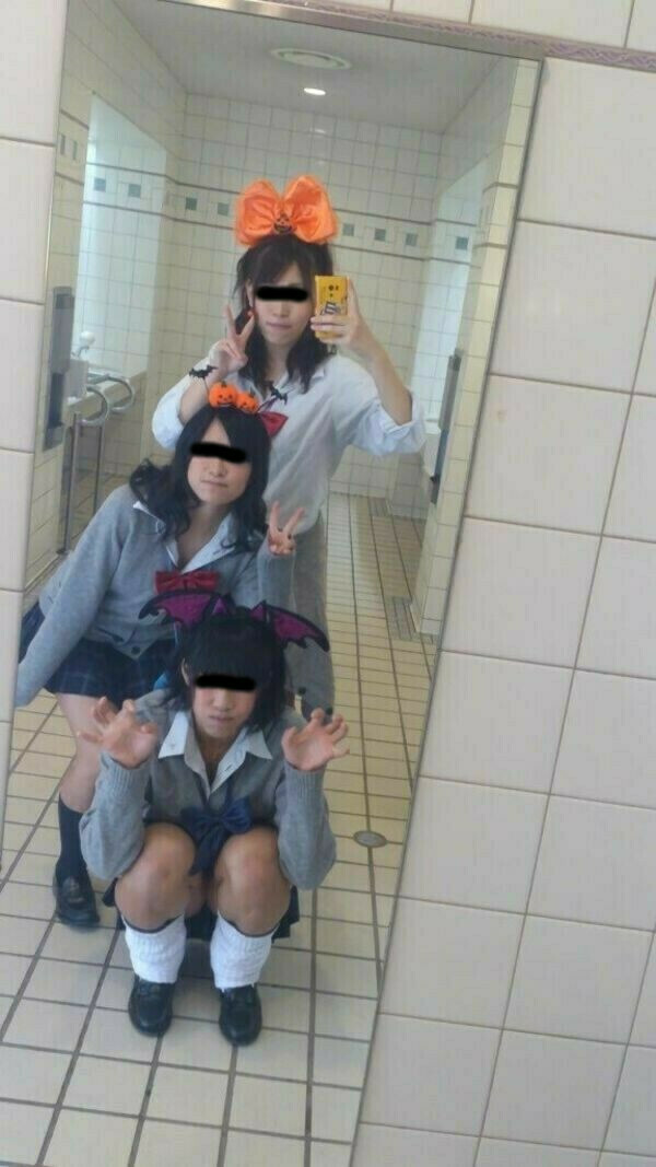 下着ディズニー エロ画像だぜ!夢の国で露出?パンチラに興奮するのはオイラだけじゃないはず♡098