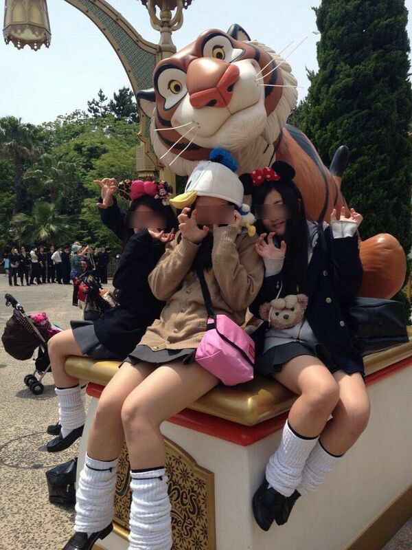 下着ディズニー エロ画像だぜ!夢の国で露出?パンチラに興奮するのはオイラだけじゃないはず♡104