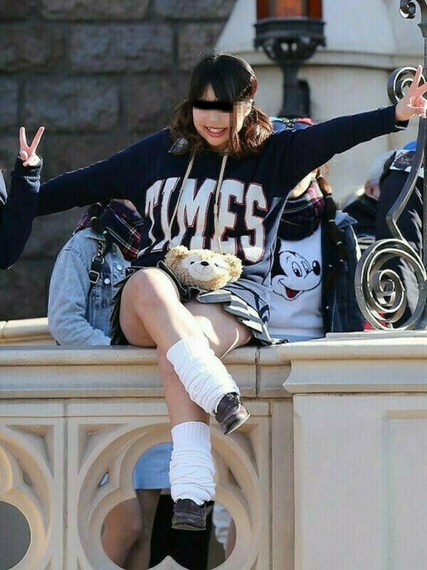 下着ディズニー エロ画像だぜ!夢の国で露出?パンチラに興奮するのはオイラだけじゃないはず♡110
