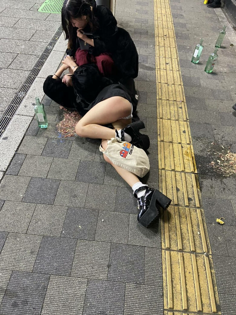 酔っ払い パンチラ画像!泥酔女子の流出♡このままずっと眺めていたくなるぜ!!014