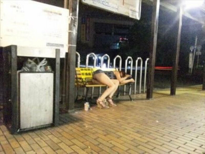 酔っ払い パンチラ画像!泥酔女子の流出♡このままずっと眺めていたくなるぜ!!015