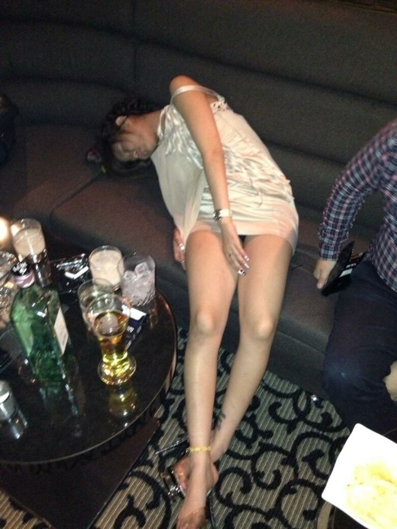 酔っ払い パンチラ画像!泥酔女子の流出♡このままずっと眺めていたくなるぜ!!029