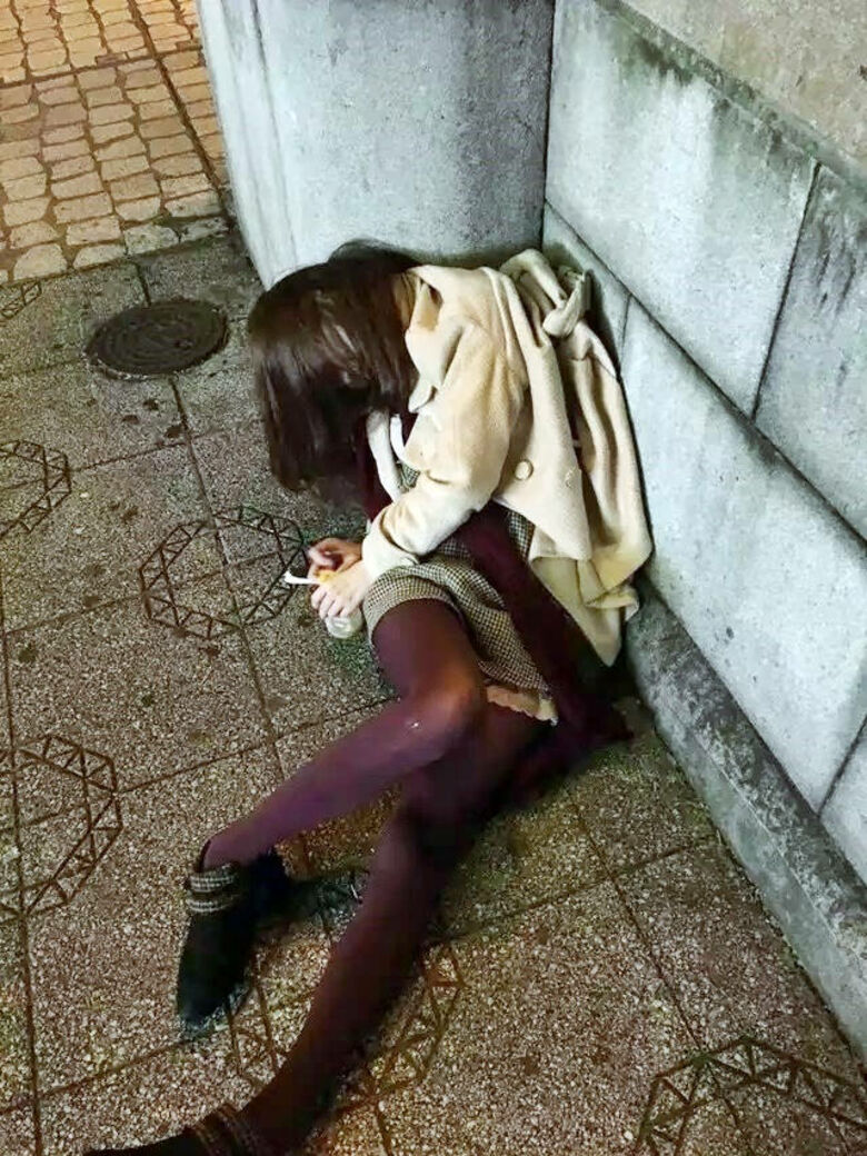 酔っ払い パンチラ画像!泥酔女子の流出♡このままずっと眺めていたくなるぜ!!034