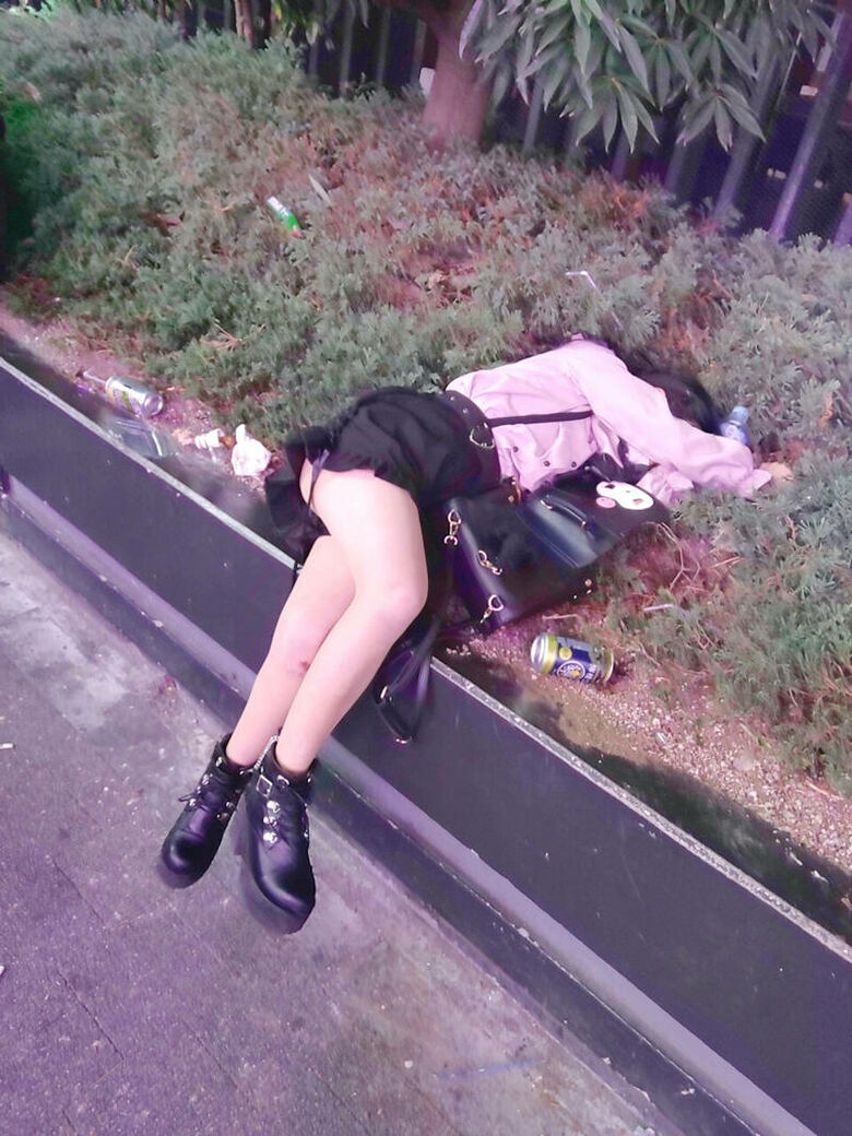 酔っ払い パンチラ画像!泥酔女子の流出♡このままずっと眺めていたくなるぜ!!035