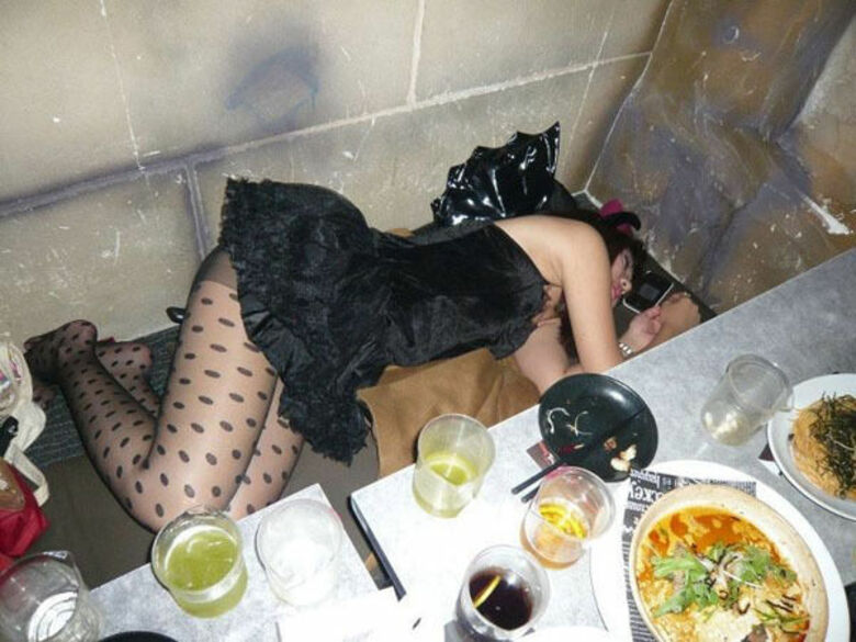 酔っ払い パンチラ画像!泥酔女子の流出♡このままずっと眺めていたくなるぜ!!038
