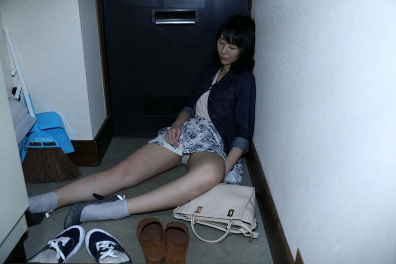 酔っ払い パンチラ画像!泥酔女子の流出♡このままずっと眺めていたくなるぜ!!049