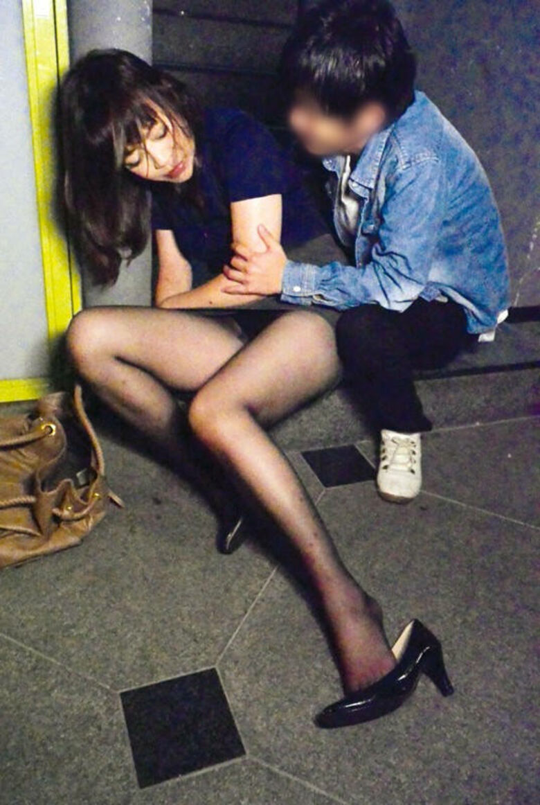 酔っ払い パンチラ画像!泥酔女子の流出♡このままずっと眺めていたくなるぜ!!055