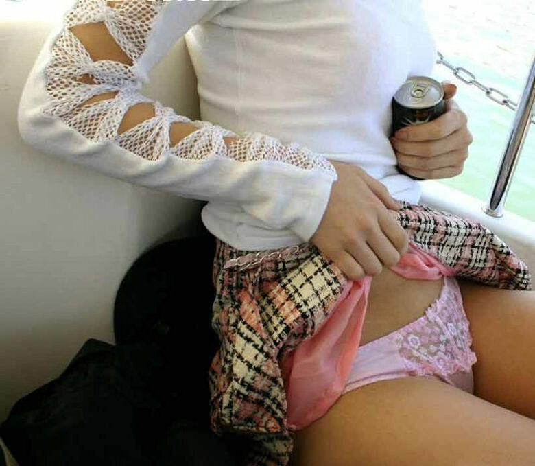 ぱんちら画像105枚!たくし上げでパンツを見せてくるエッチな女子の下着をまとめてみたぜ!!019枚目