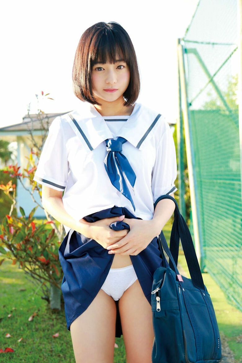 ぱんちら画像105枚!たくし上げでパンツを見せてくるエッチな女子の下着をまとめてみたぜ!!031枚目