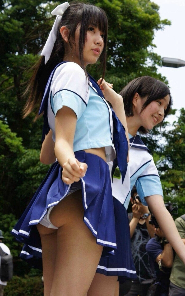 ぱんちら画像105枚!たくし上げでパンツを見せてくるエッチな女子の下着をまとめてみたぜ!!033枚目