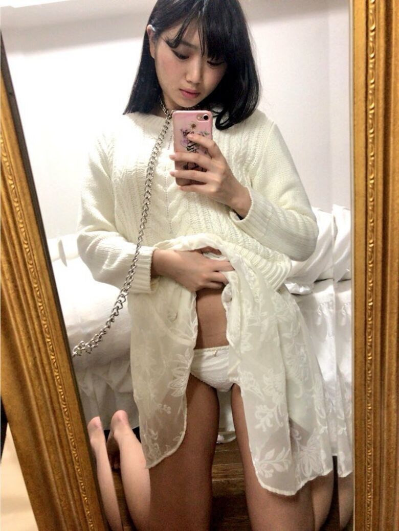 ぱんちら画像105枚!たくし上げでパンツを見せてくるエッチな女子の下着をまとめてみたぜ!!042枚目