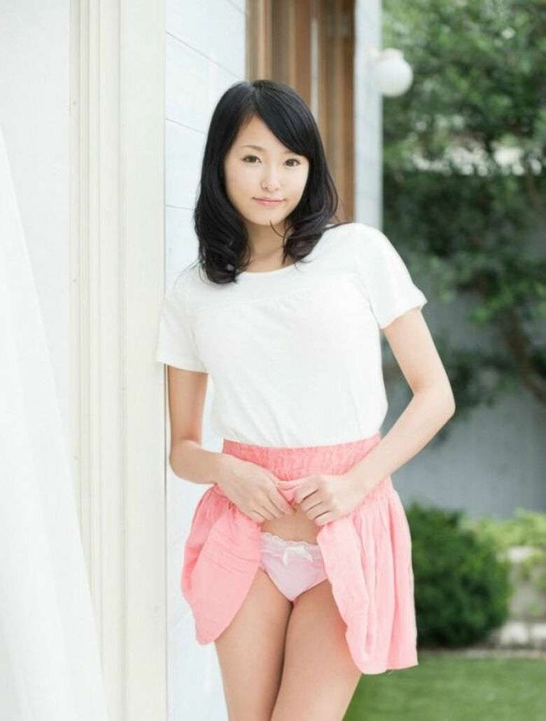 ぱんちら画像105枚!たくし上げでパンツを見せてくるエッチな女子の下着をまとめてみたぜ!!056枚目