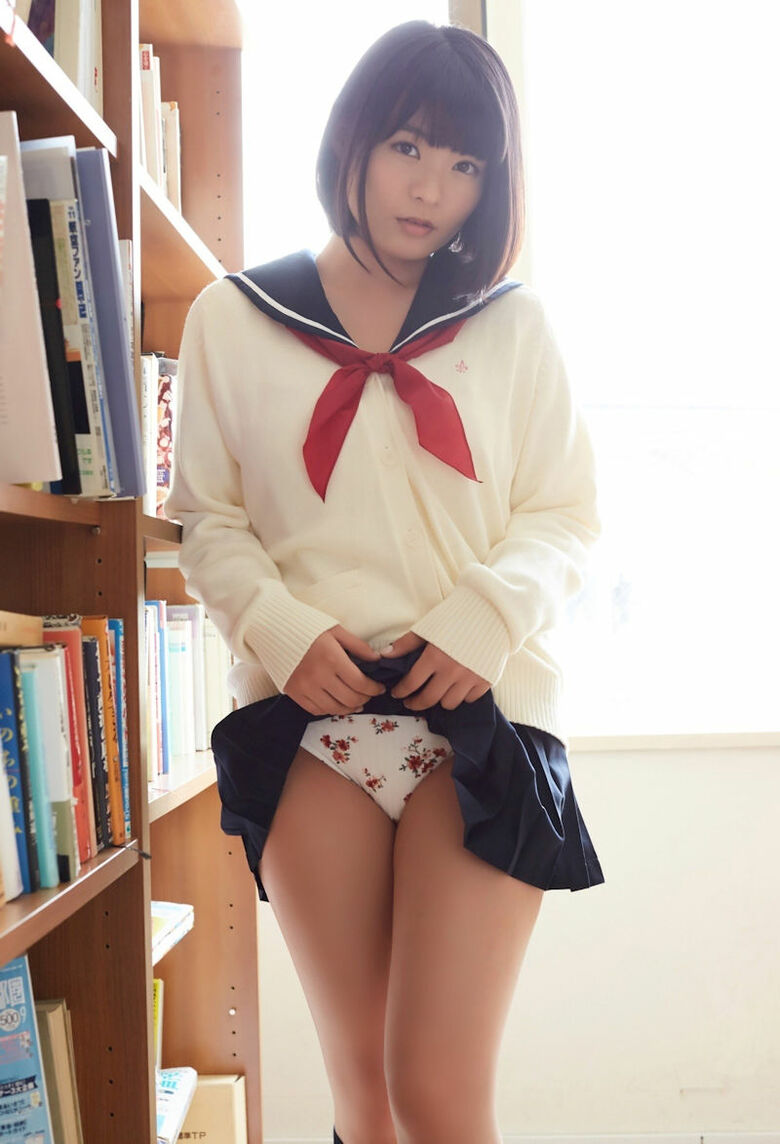 ぱんちら画像105枚!たくし上げでパンツを見せてくるエッチな女子の下着をまとめてみたぜ!!059枚目