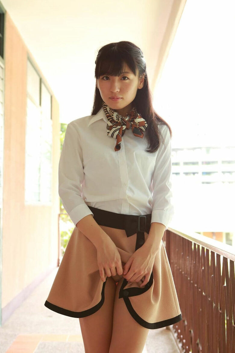 ぱんちら画像105枚!たくし上げでパンツを見せてくるエッチな女子の下着をまとめてみたぜ!!086枚目
