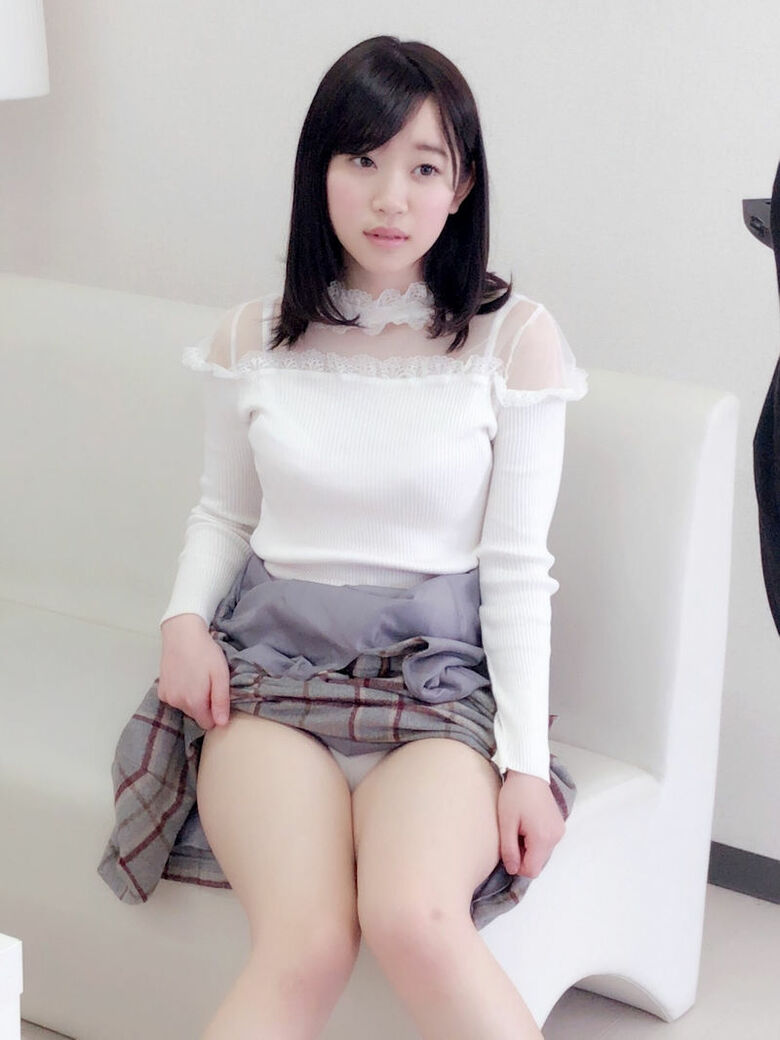 ぱんちら画像105枚!たくし上げでパンツを見せてくるエッチな女子の下着をまとめてみたぜ!!094枚目