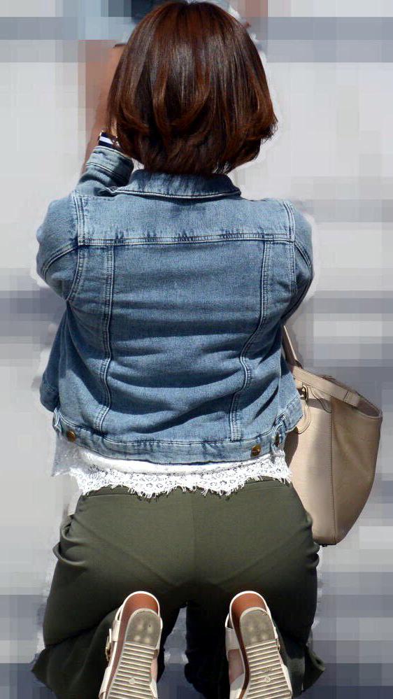 パン線 エロ画像だぜ！盗撮でお尻に透けたパンツがたまりませんな♡010