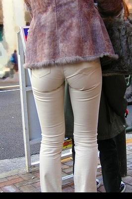 パン線 エロ画像だぜ！盗撮でお尻に透けたパンツがたまりませんな♡024