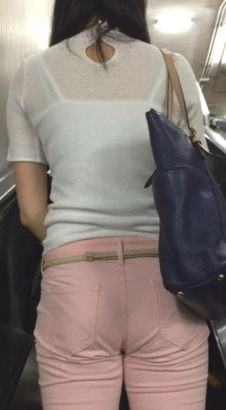 パン線 エロ画像だぜ！盗撮でお尻に透けたパンツがたまりませんな♡039