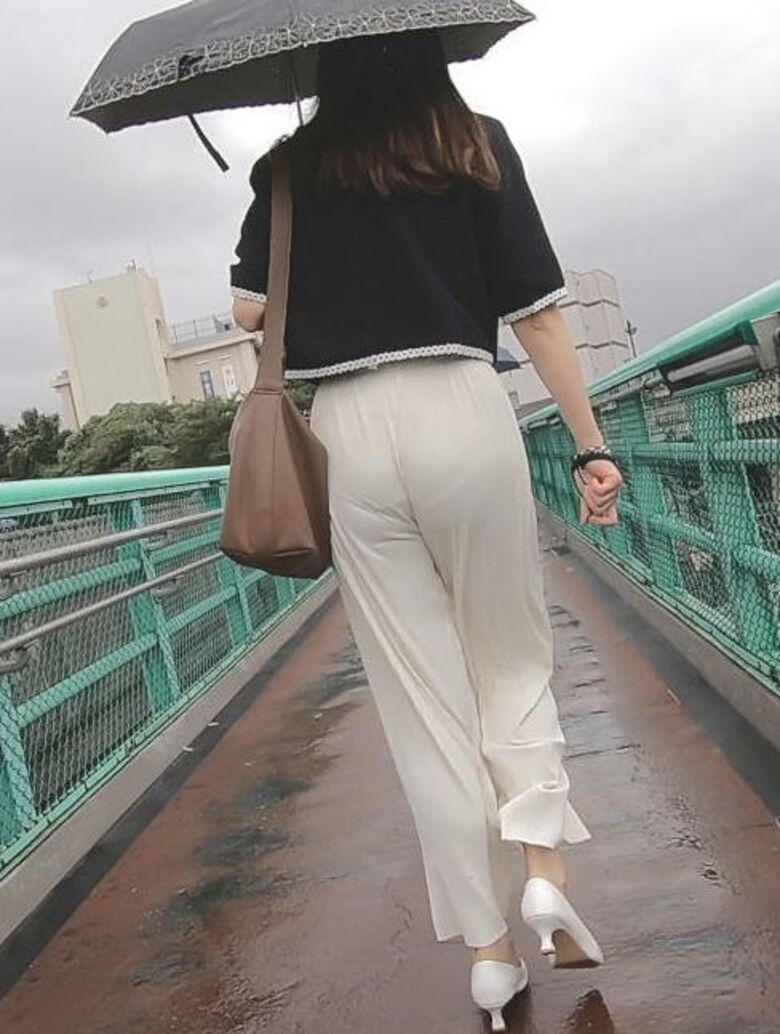 パン線 エロ画像だぜ！盗撮でお尻に透けたパンツがたまりませんな♡042