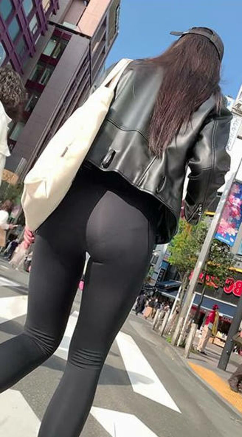 パン線 エロ画像だぜ！盗撮でお尻に透けたパンツがたまりませんな♡044