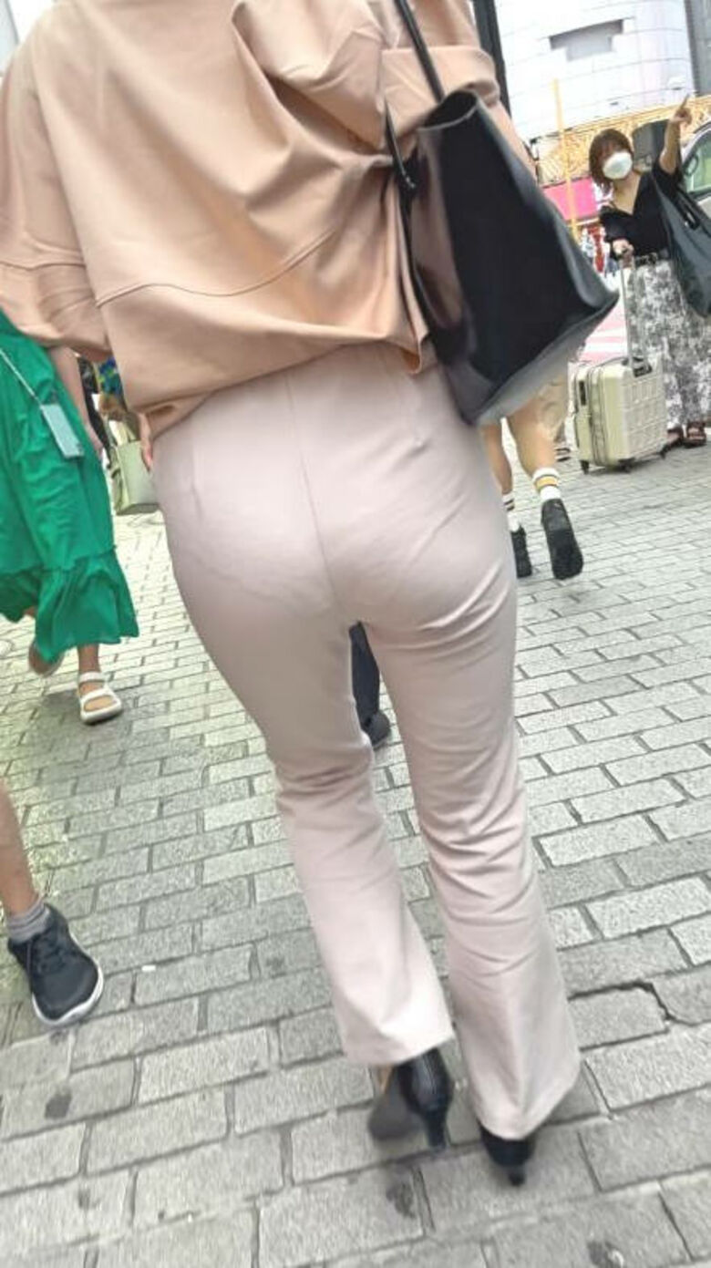 パン線 エロ画像だぜ！盗撮でお尻に透けたパンツがたまりませんな♡045