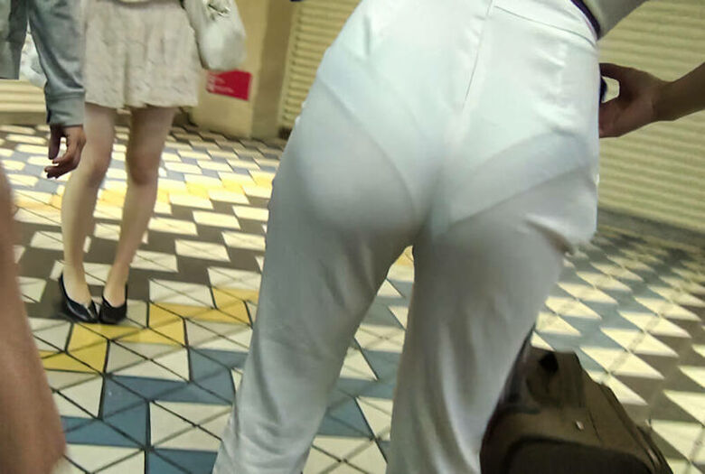 パン線 エロ画像だぜ！盗撮でお尻に透けたパンツがたまりませんな♡049
