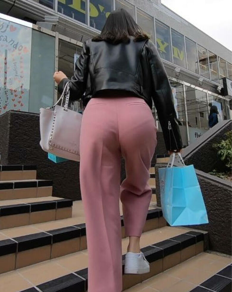 パン線 エロ画像だぜ！盗撮でお尻に透けたパンツがたまりませんな♡053