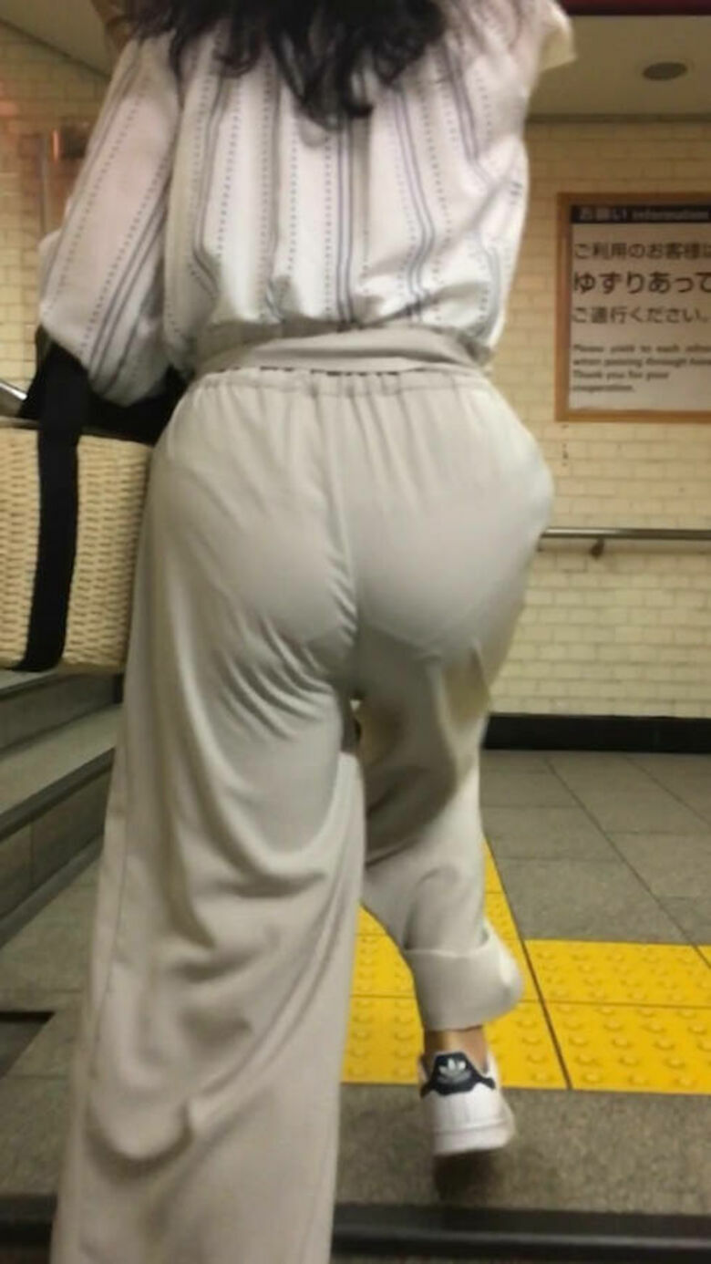 パン線 エロ画像だぜ！盗撮でお尻に透けたパンツがたまりませんな♡062