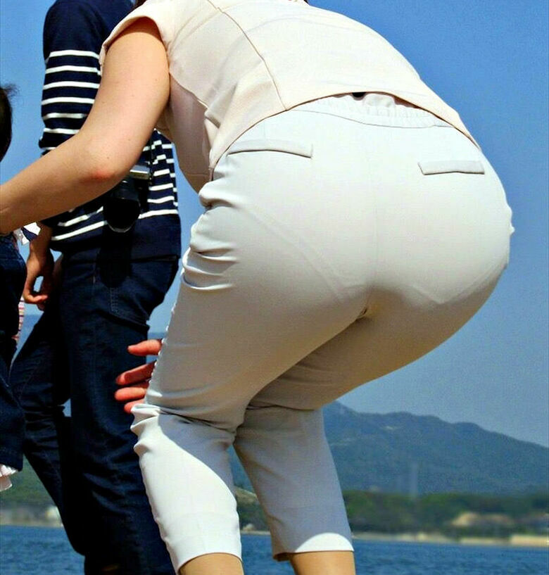 パン線 エロ画像だぜ！盗撮でお尻に透けたパンツがたまりませんな♡065