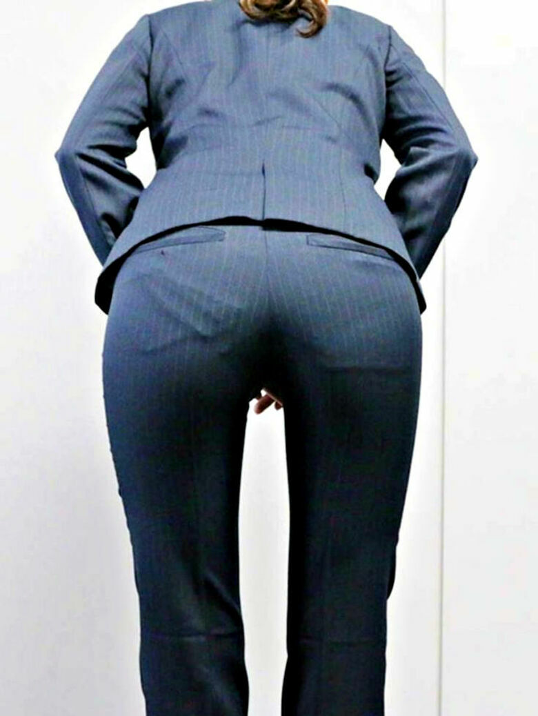 パン線 エロ画像だぜ！盗撮でお尻に透けたパンツがたまりませんな♡066