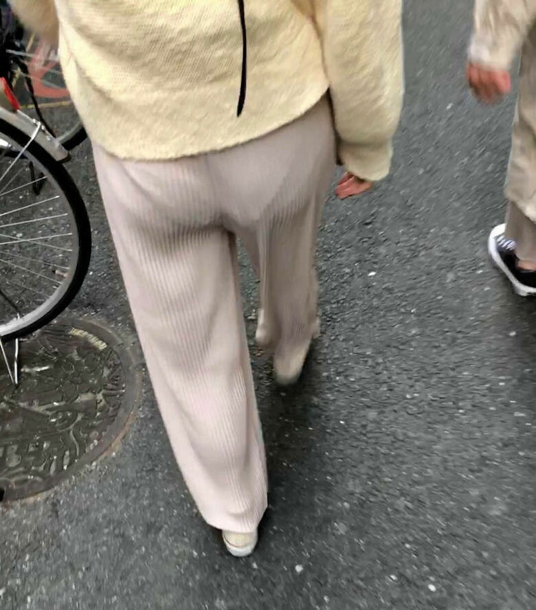 パン線 エロ画像だぜ！盗撮でお尻に透けたパンツがたまりませんな♡067