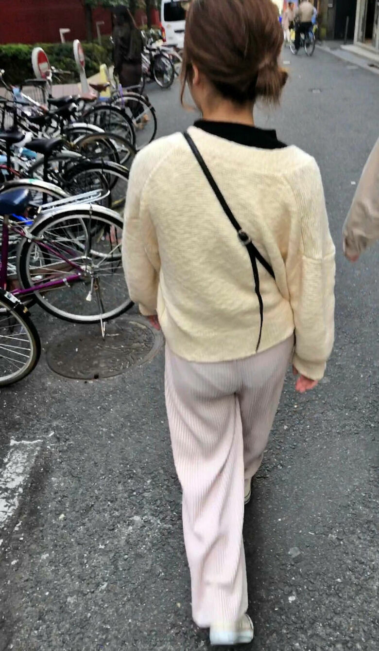 パン線 エロ画像だぜ！盗撮でお尻に透けたパンツがたまりませんな♡068