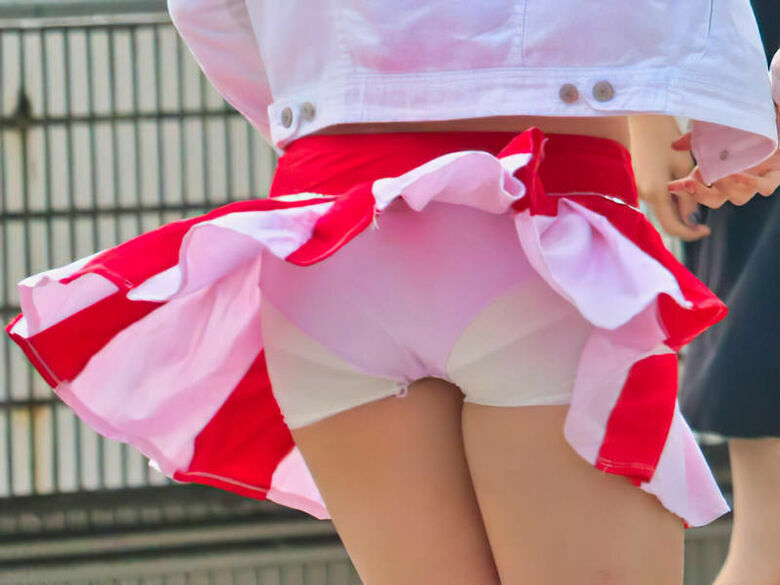 パン線 エロ画像だぜ！盗撮でお尻に透けたパンツがたまりませんな♡070