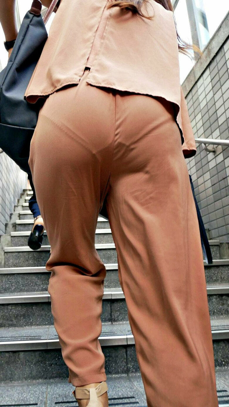 パン線 エロ画像だぜ！盗撮でお尻に透けたパンツがたまりませんな♡079